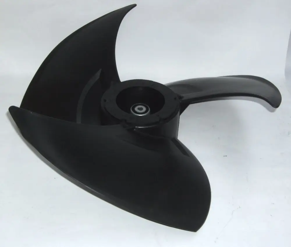 Schwarzer Propeller mit drei Blättern und zentraler Befestigung für Daikin-Geräte, geeignet für die Luftzirkulation in Klimaanlagen.